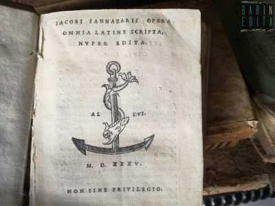 �Il pezzo pi� antico che abbiamo � invece una prima edizione del 1535: �Opera omnia latine scripta� di Sannazarii � sottolinea Leonardo  �. Il suo valore � di circa mille euro, perch� riporta in ottime condizioni il logo dell�editore Aldo Manuzio: un��ncora�